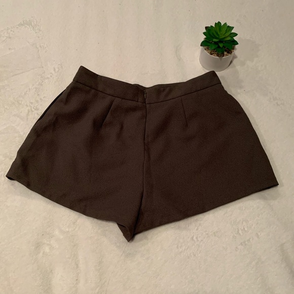 🆕OLIVE GREEN F21 DRESSY SHORTS🆕 - Picture 2 of 4
